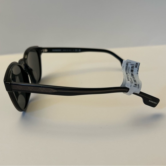 New Burberry - Picture 3 of 4